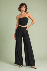 Completo a righe bandeau e pantaloni larghi