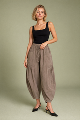Pantalone ampio a vita alta plissettato
