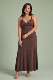 Robe longue marron bretelles croisées | Porté sur une autre silhouette | Lounelle Paris