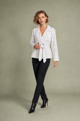 Trench bianco a pois con cintura