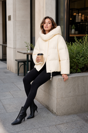 Doudoune courte à capuche oversize | Photo lifestyle | Lounelle Paris
