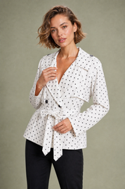 Trench blanc à pois ceinturé | Vue rapprochée | Lounelle Paris