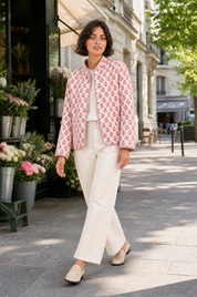 Veste matelassée imprimée col montant | Variante Rose - Lifestyle | Lounelle Paris