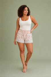 Short rose imprimé floral bordé de dentelle | Porté sur une autre silhouette | Lounelle Paris