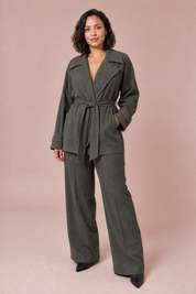Ensemble gris trench et pantalon large | Porté sur une autre silhouette | Lounelle Paris