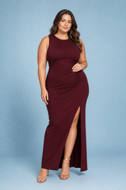 Robe longue bordeaux sans manches | Porté sur une silhouette plus ronde | Lounelle Paris