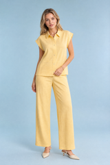 Completo giallo pallido ampio col camicia