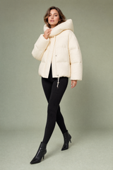 Piumino corto con cappuccio oversize