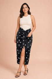 Jupe noire à pois fendue | Porté sur une autre silhouette | Lounelle Paris