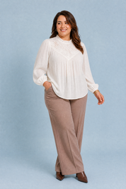 Blouse à col volanté et manches bouffantes | Porté sur une autre silhouette | Lounelle Paris