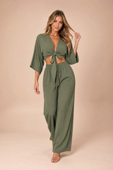 Set crop top annodato pantaloni larghi
