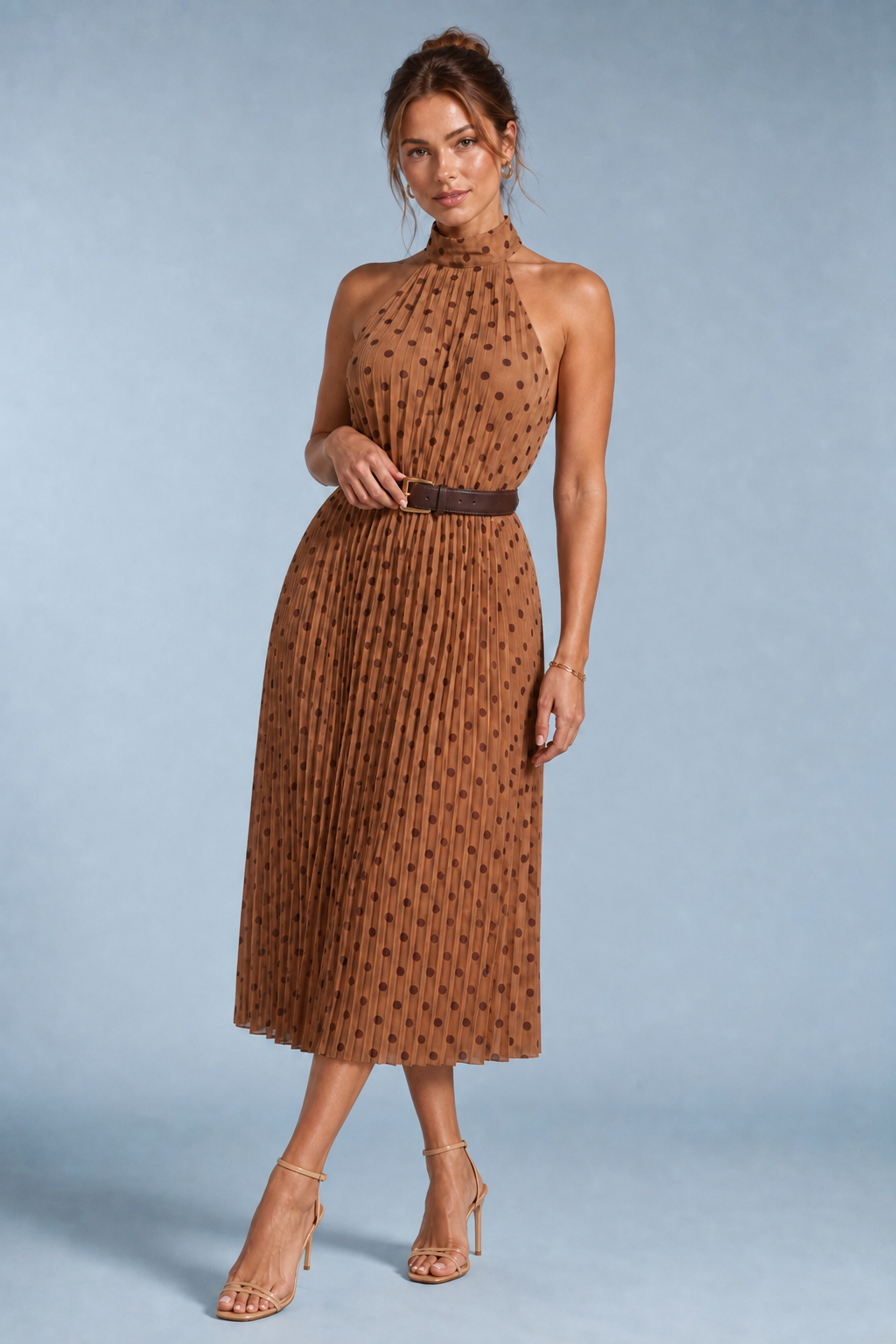 Vestito marrone a pois con collo halter