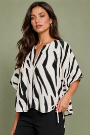 Blouse ample imprimé zébré col fendu | Vue rapprochée | Lounelle Paris