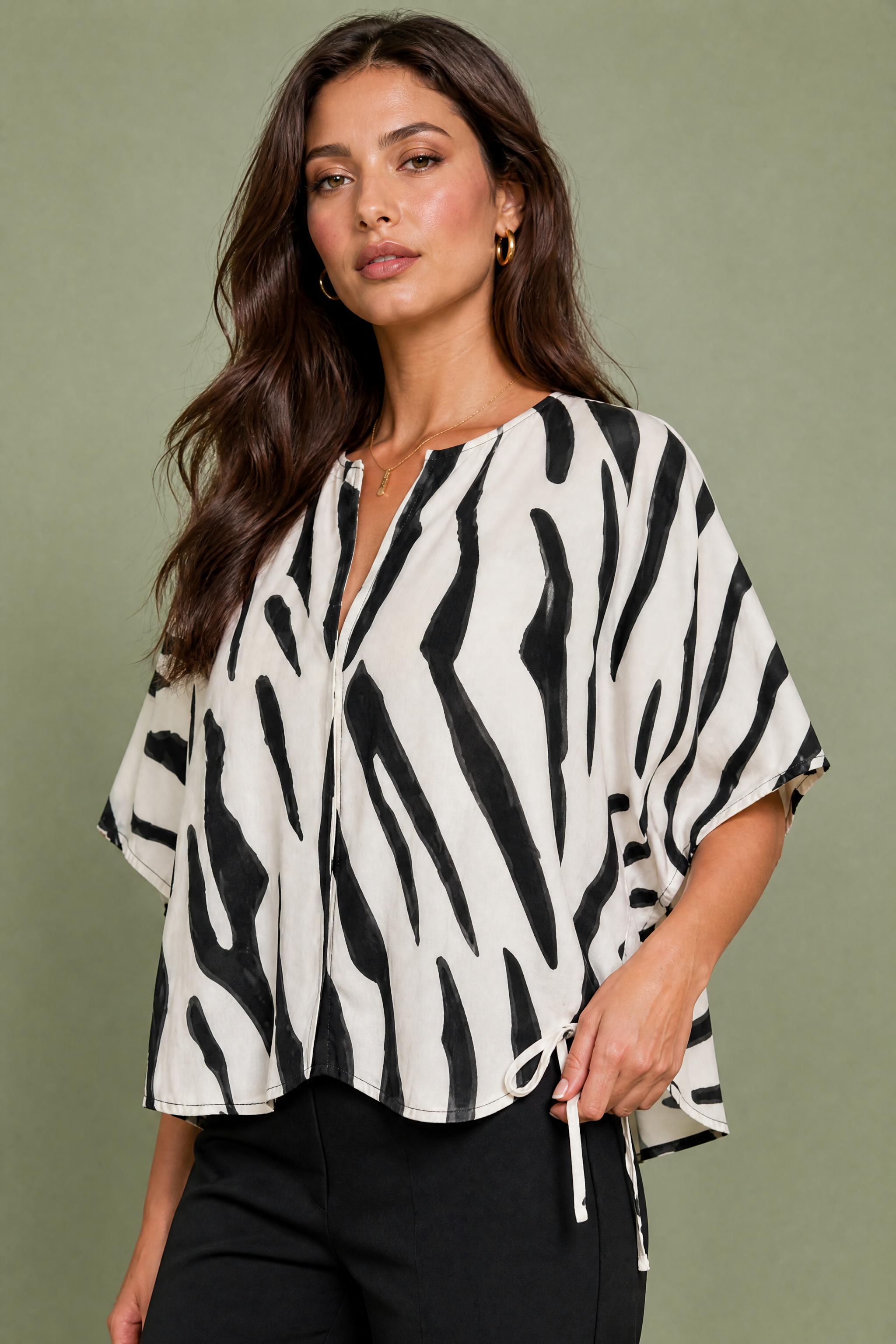 Blouse ample imprimé zébré col fendu | Vue rapprochée | Lounelle Paris
