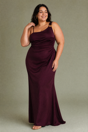 Robe longue bordeaux asymétrique | Porté sur une silhouette plus ronde | Lounelle Paris