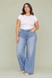 Jean bleu taille mi-haute coupe ample | Porté sur une silhouette plus ronde | Lounelle Paris