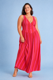 Robe longue rose rayée dos ouvert | Porté sur une silhouette plus ronde | Lounelle Paris