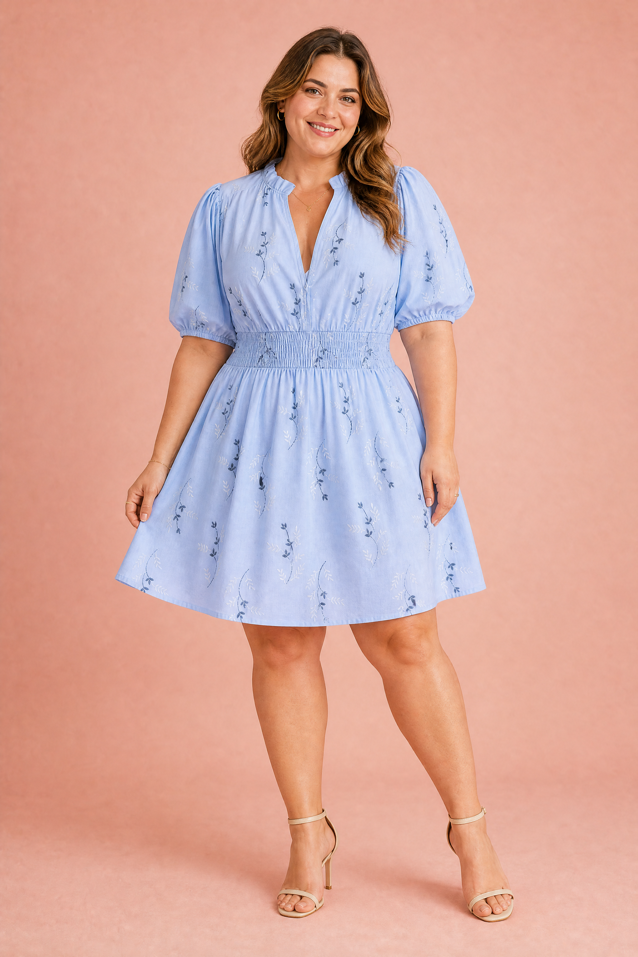 Robe bleu clair à broderies florales | Porté sur une silhouette plus ronde | Lounelle Paris