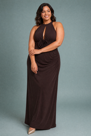 Robe longue marron foncé col licou | Porté sur une silhouette plus ronde | Lounelle Paris