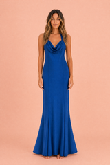 Abito lungo blu con scollo a collana