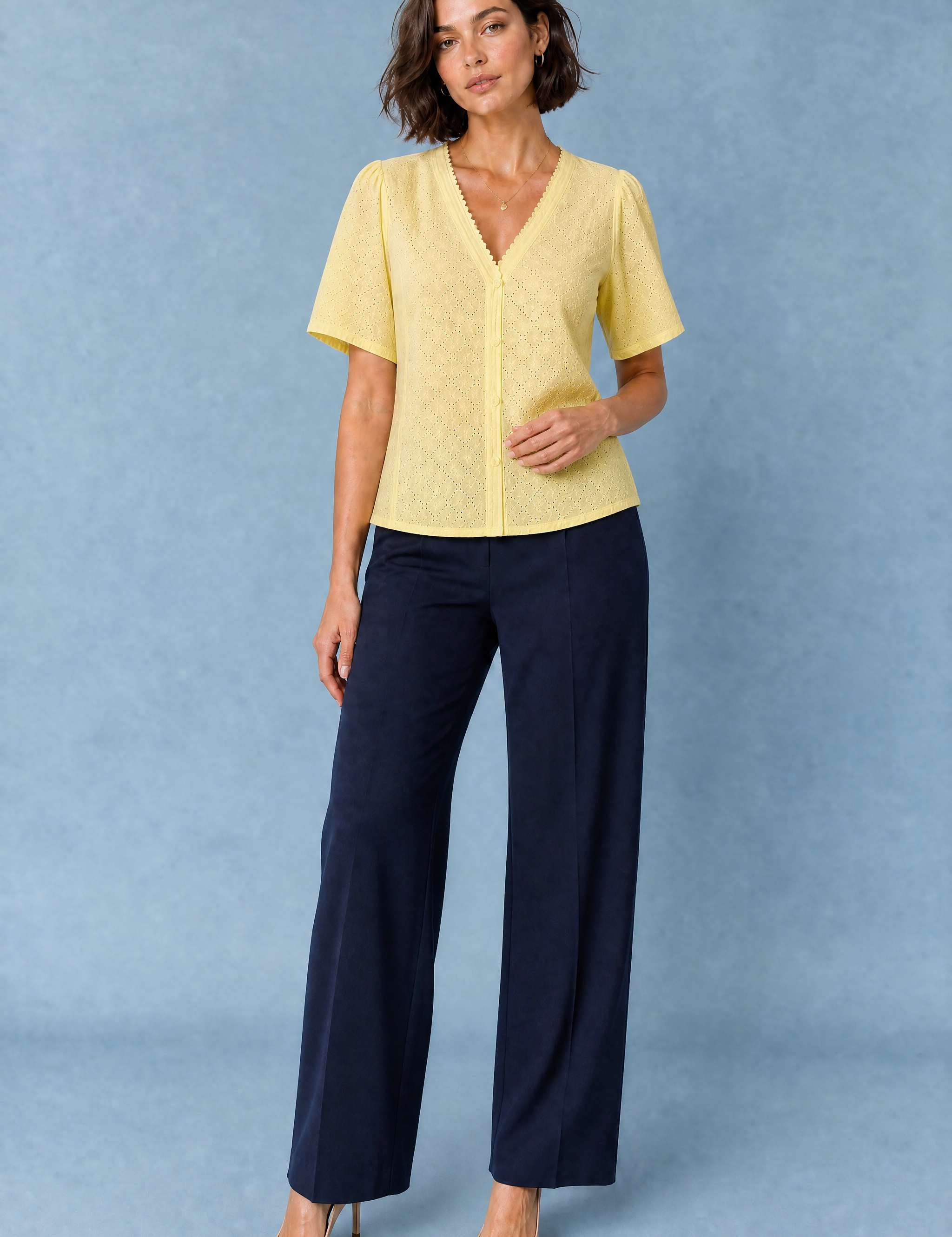 Blouse blanche col V ajourée | Variante Jaune | Lounelle Paris