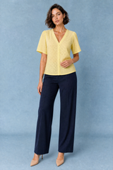 Blusa bianca con scollo a V traforata