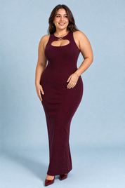 Robe longue bordeaux en maille côtelée | Porté sur une silhouette plus ronde | Lounelle Paris