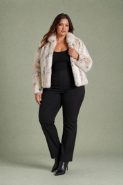 Veste fausse fourrure écru mouchetée | Porté sur une silhouette plus ronde | Lounelle Paris