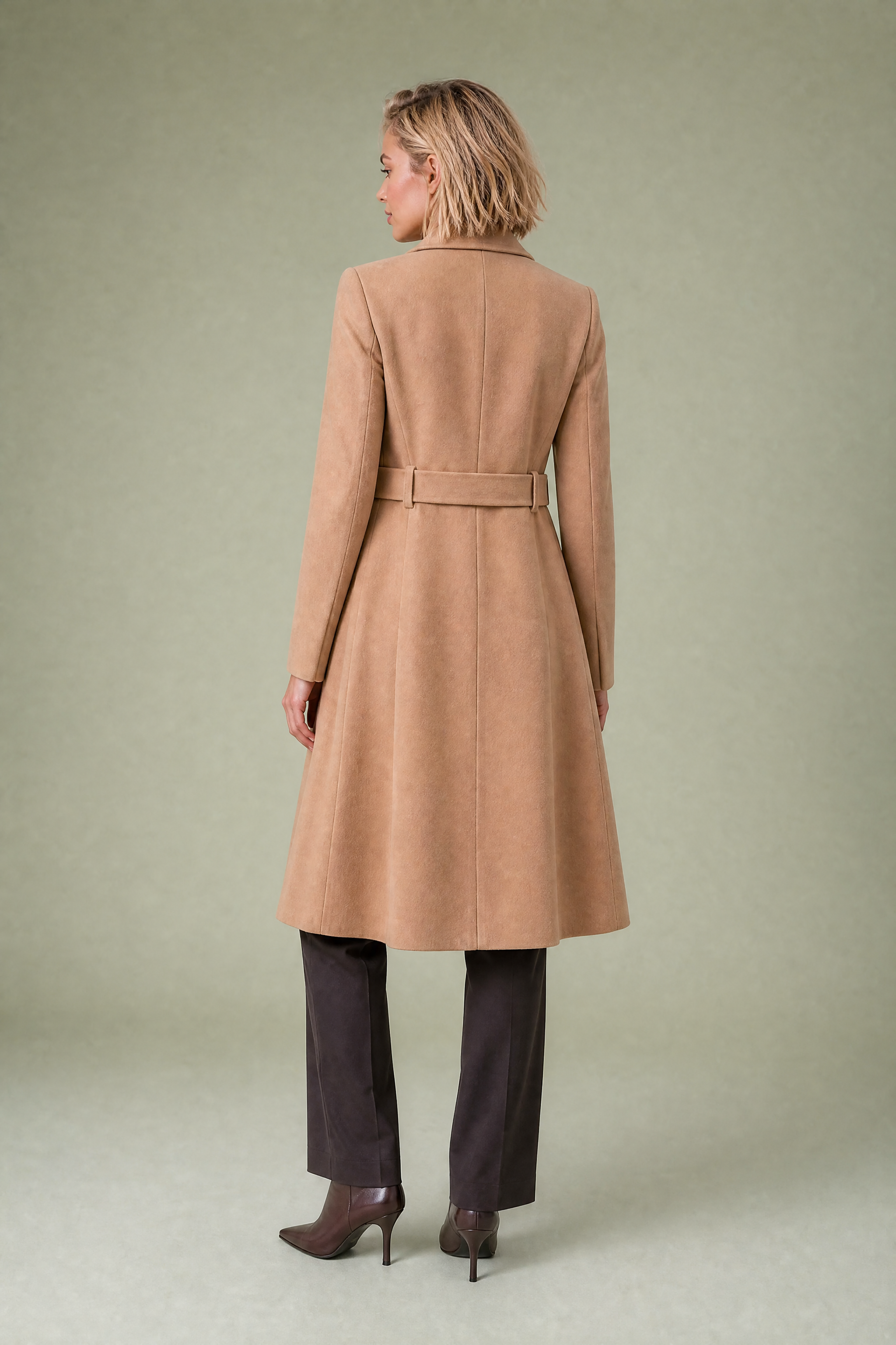 Manteau long ceinturé à col tailleur | Vue de dos | Lounelle Paris