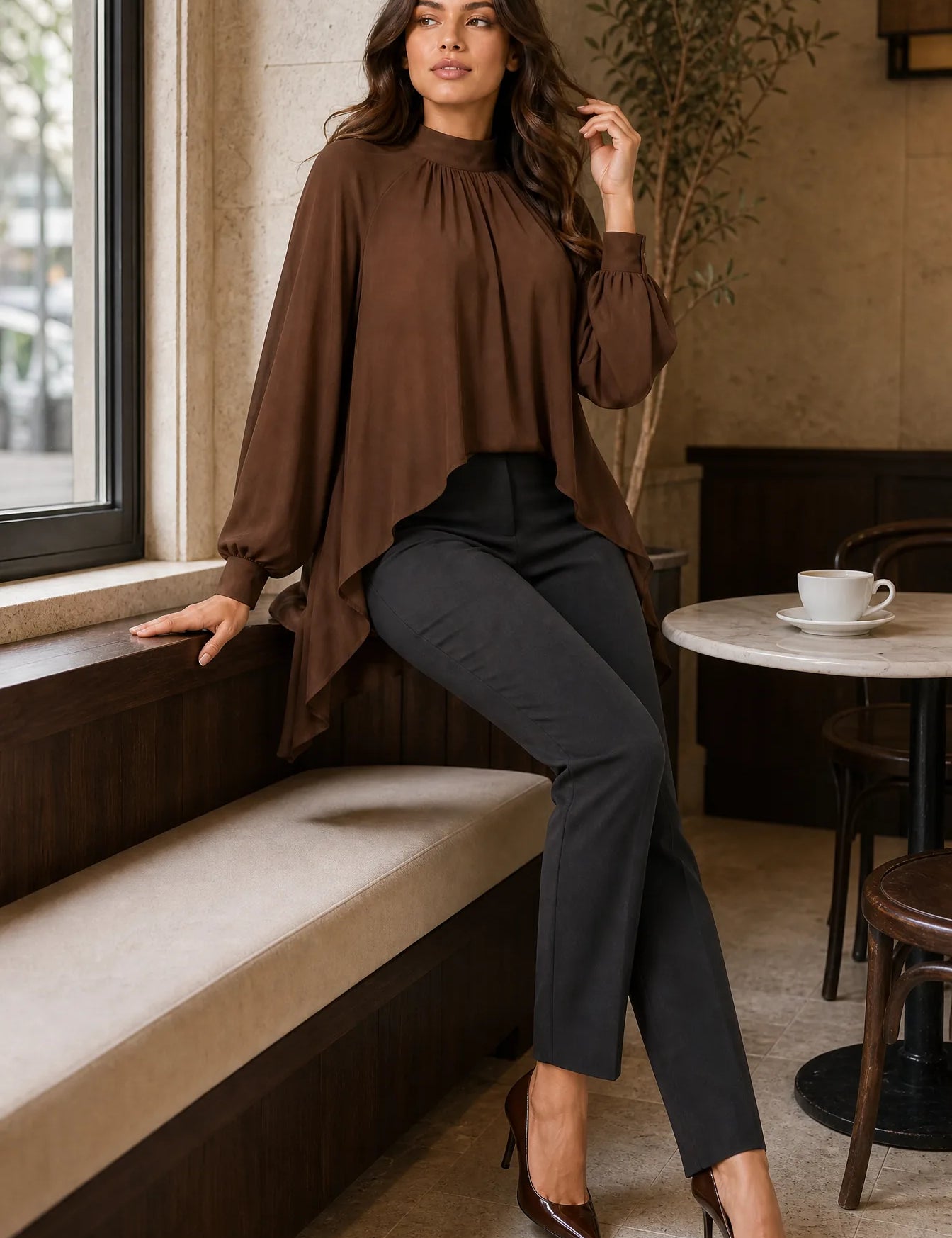 Blouse marron col montant asymétrique | Photo lifestyle | Lounelle Paris