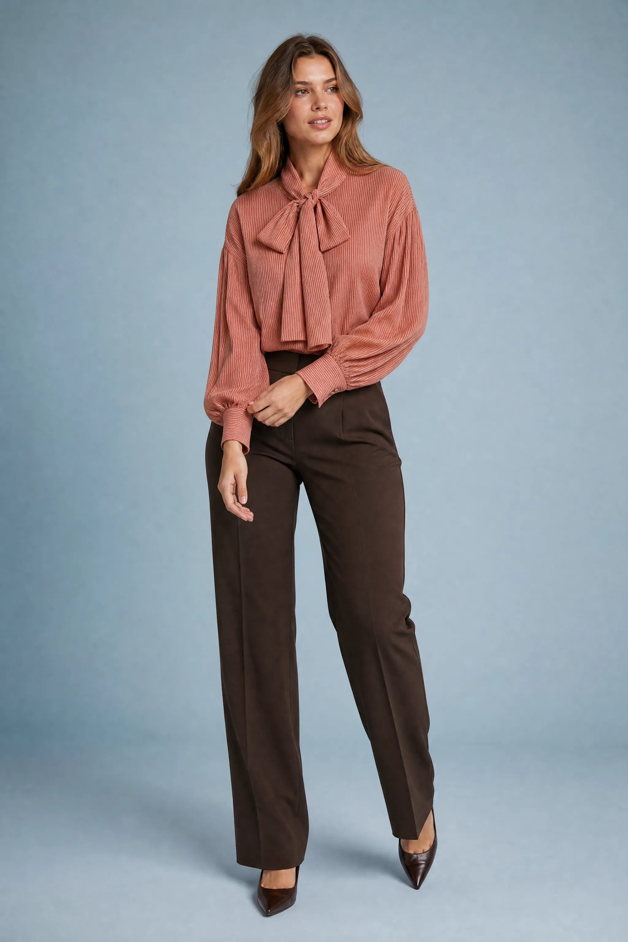 Blouse rouge orangée à rayures lavallière | Vue de face | Lounelle Paris