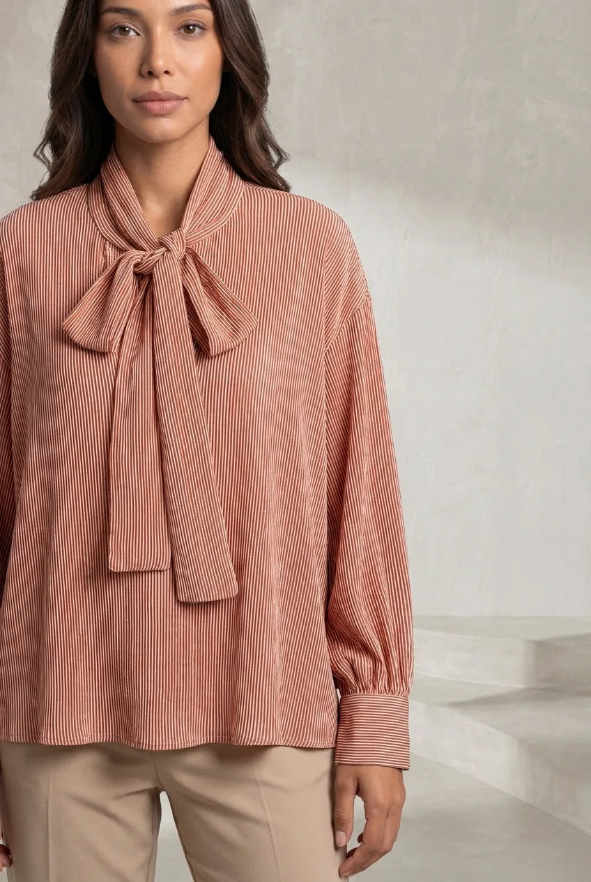 Blouse rouge orangée à rayures lavallière | Lounelle Paris