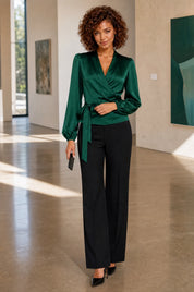 Blouse satinée cache-cœur | Variante Vert - Lifestyle | Lounelle Paris