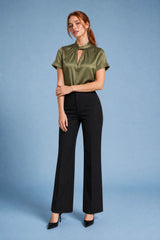 Blusa satinata col montante maniche corte