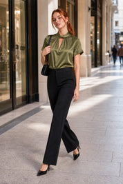 Blouse satinée col montant manches courtes | Variante Vert - Lifestyle | Lounelle Paris