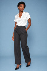 Blusa satinata con scollo drappeggiato
