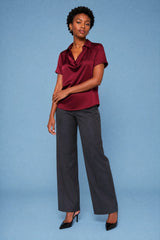 Blusa satinata con scollo drappeggiato