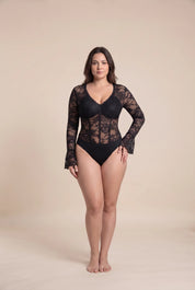 Body noir en dentelle à col V | Porté sur une silhouette plus ronde | Lounelle Paris