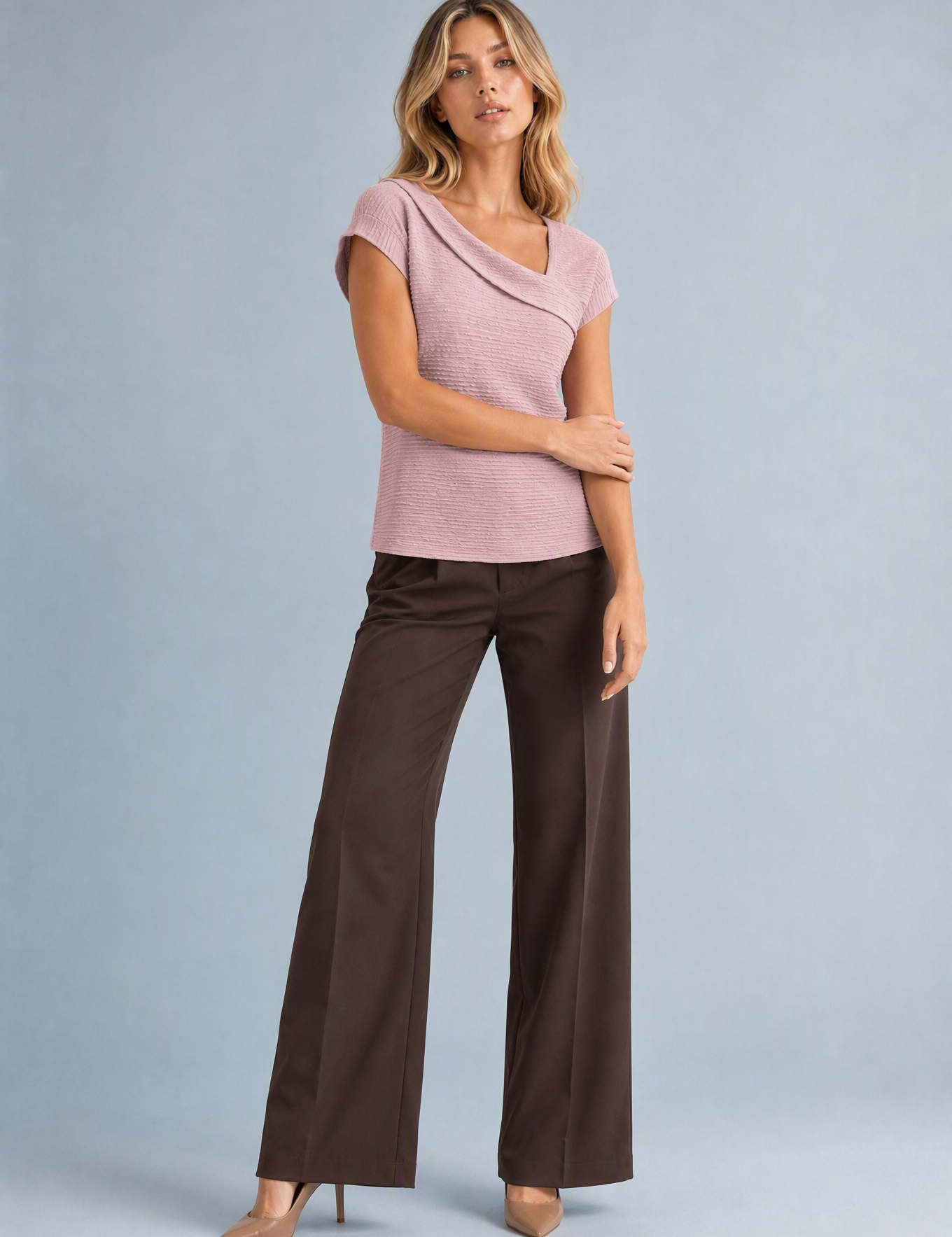 T-shirt beige col asymétrique drapé | Variante Rose | Lounelle Paris