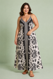 Robe longue blanche à fines bretelles | Porté sur une silhouette plus ronde | Lounelle Paris
