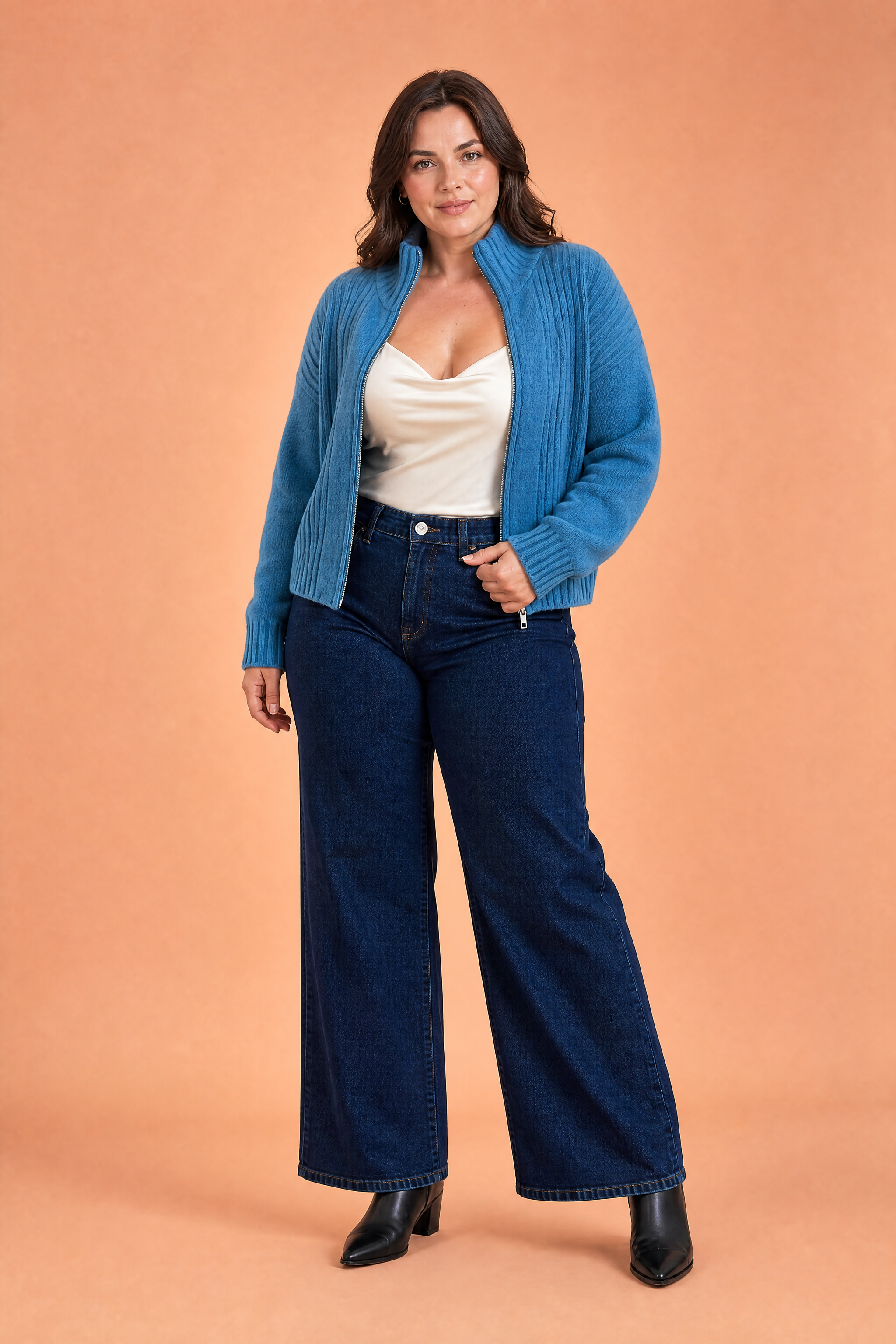 Gilet bleu zippé col montant | Porté sur une silhouette plus ronde | Lounelle Paris