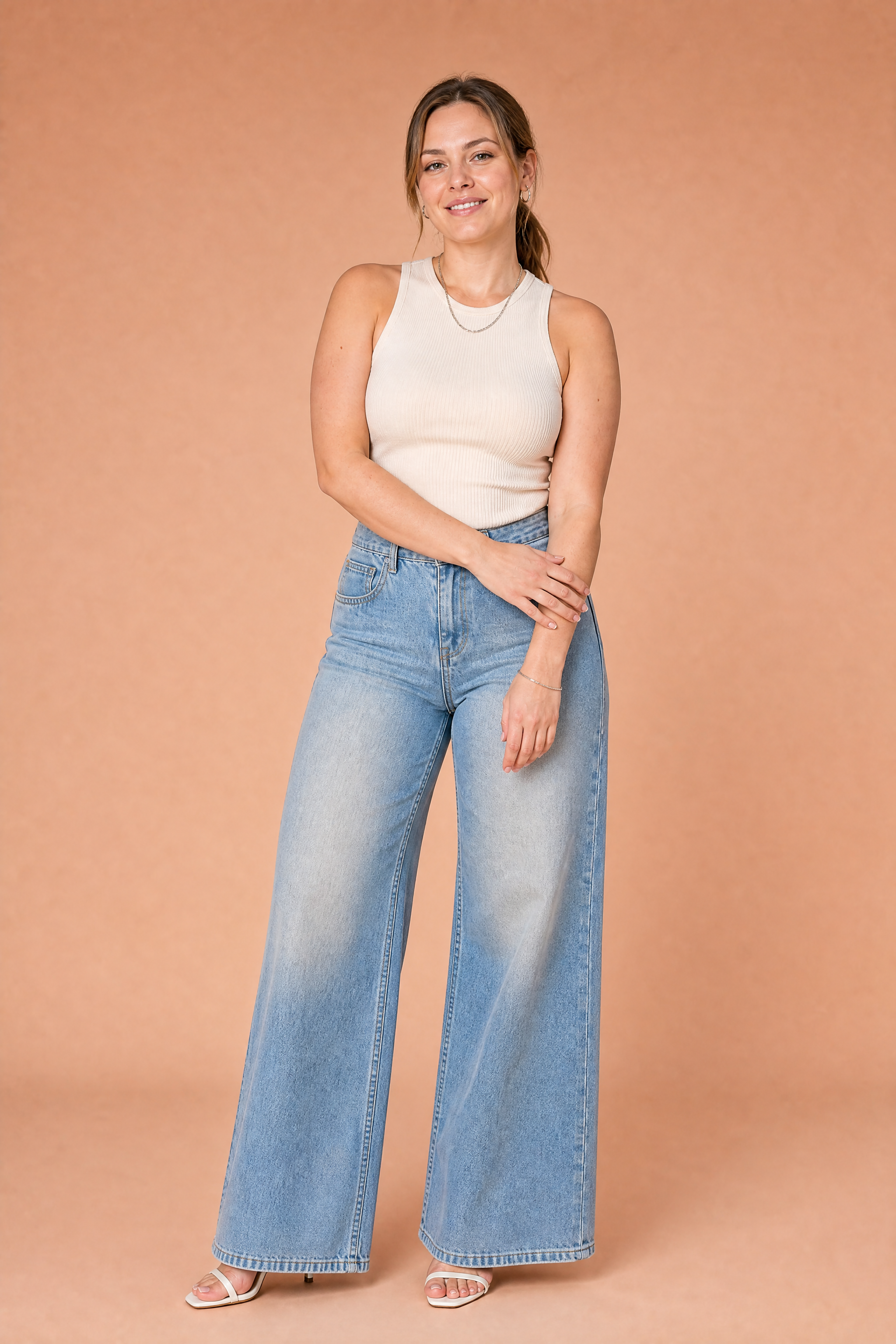 Jean bleu clair ample taille mi-haute | Porté sur une autre silhouette | Lounelle Paris