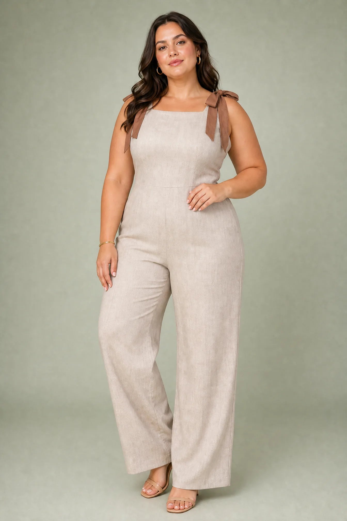 Combinaison beige bretelles à nouer | Porté sur une silhouette plus ronde | Lounelle Paris