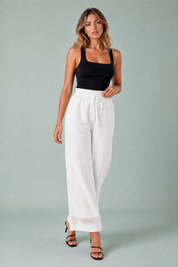 Pantalon blanc taille haute dentelle | Vue en mouvement | Lounelle Paris