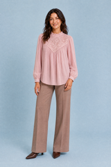 Blusa con colletto a volant e maniche a sbuffo