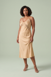 Robe midi satinée à bretelles | Porté sur une autre silhouette | Lounelle Paris