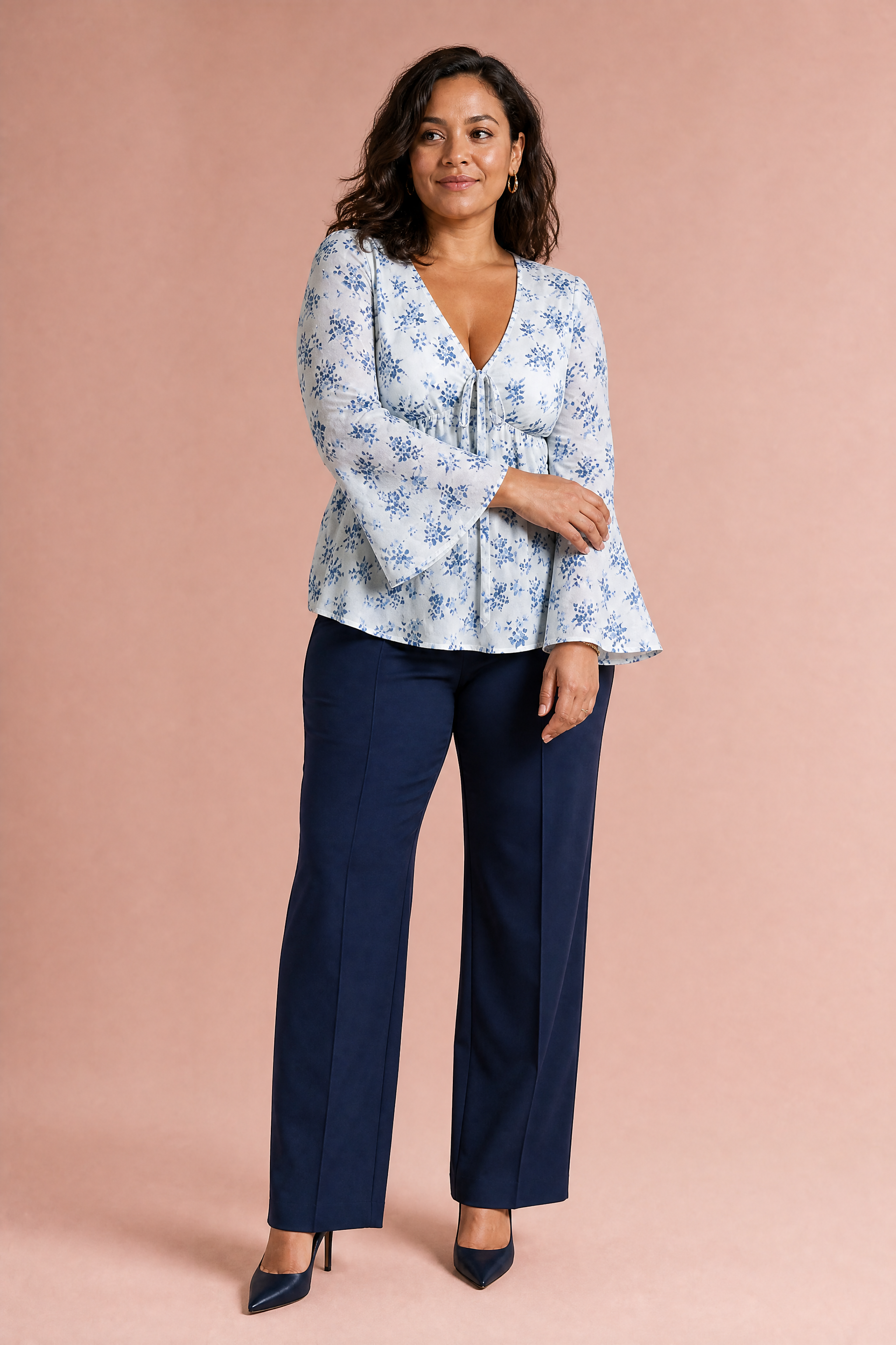 Blouse fleurie col V manches évasées | Porté sur une autre silhouette | Lounelle Paris