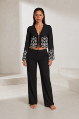Blouse noire col V brodée