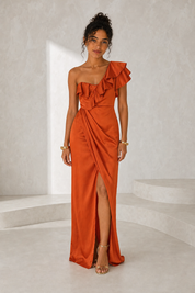Robe longue satinée asymétrique variante orange