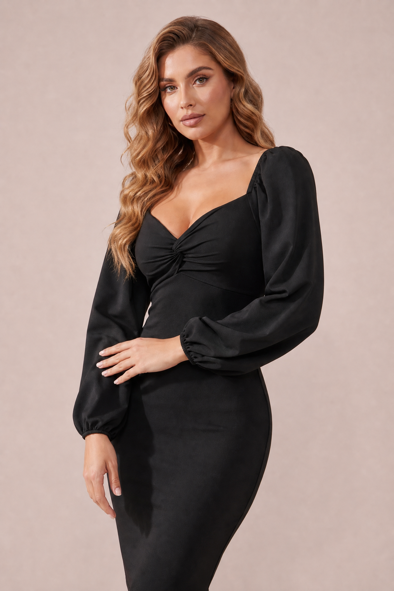 Robe noire moulante manches bouffantes | Vue rapprochée | Lounelle Paris